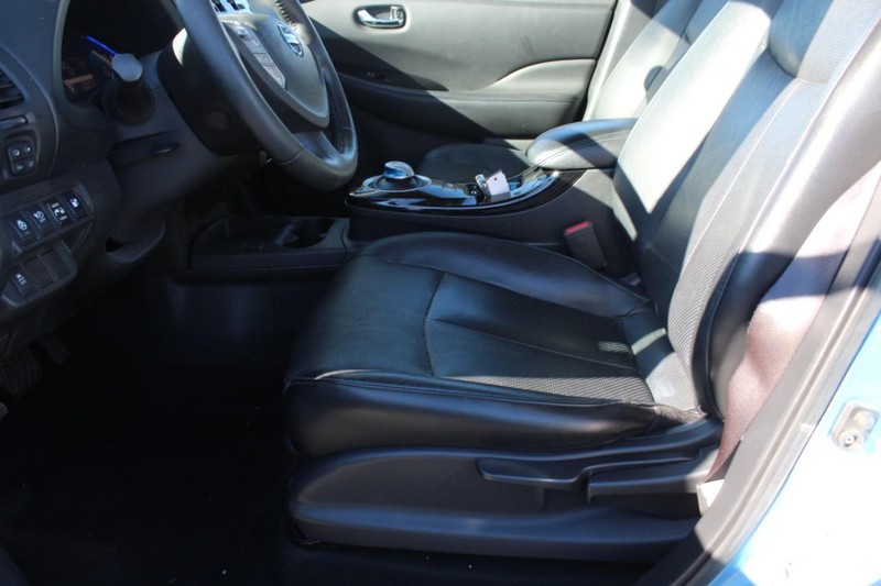 Nissan LEAF Vehicle Full-screen Gallery Image 07