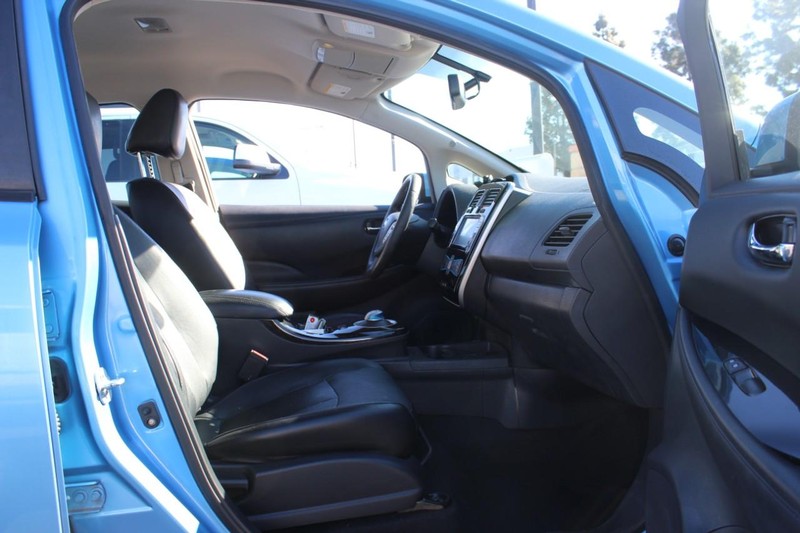 Nissan LEAF Vehicle Full-screen Gallery Image 08