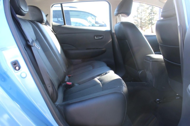 Nissan LEAF Vehicle Full-screen Gallery Image 10