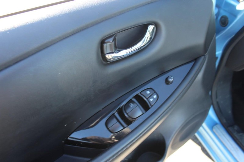 Nissan LEAF Vehicle Full-screen Gallery Image 11