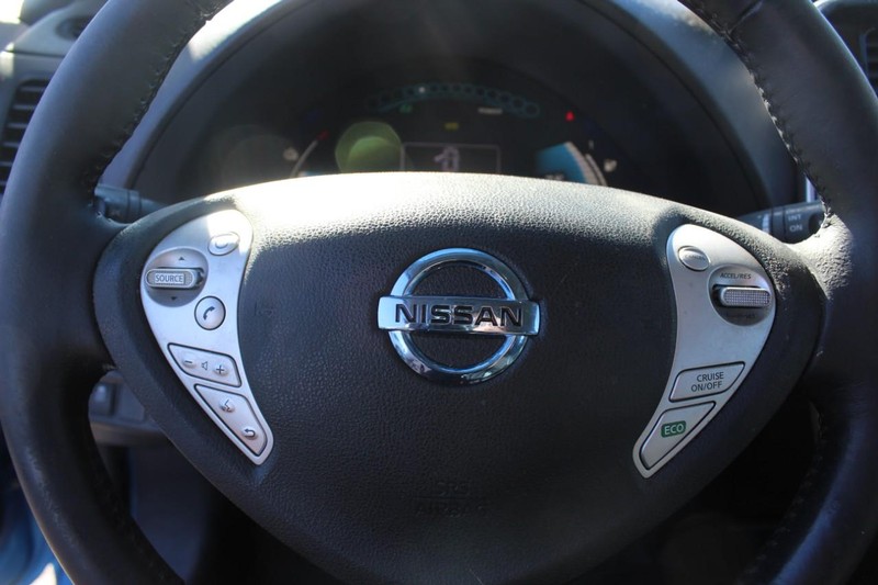 Nissan LEAF Vehicle Full-screen Gallery Image 13