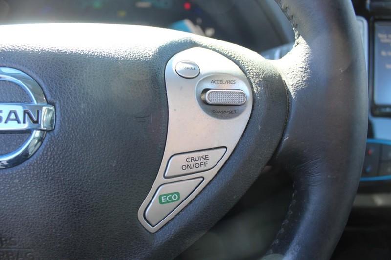 Nissan LEAF Vehicle Full-screen Gallery Image 14