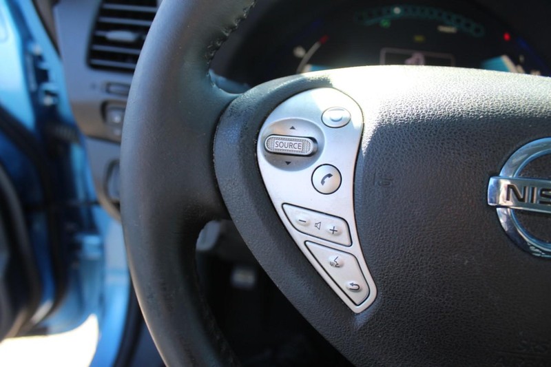 Nissan LEAF Vehicle Full-screen Gallery Image 15