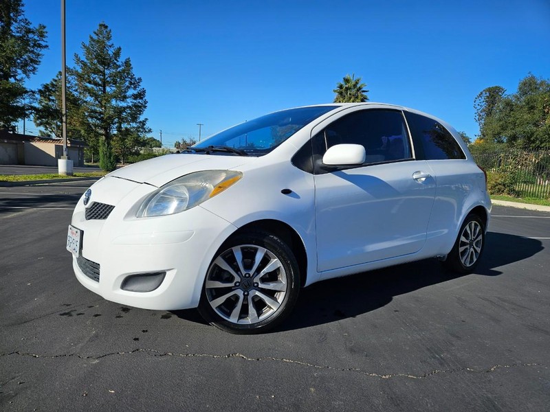 Toyota Yaris Vehicle Full-screen Gallery Image 01