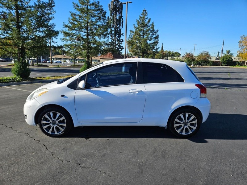 Toyota Yaris Vehicle Full-screen Gallery Image 03