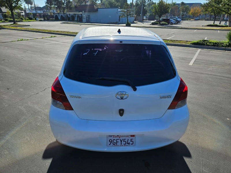 Toyota Yaris Vehicle Full-screen Gallery Image 05