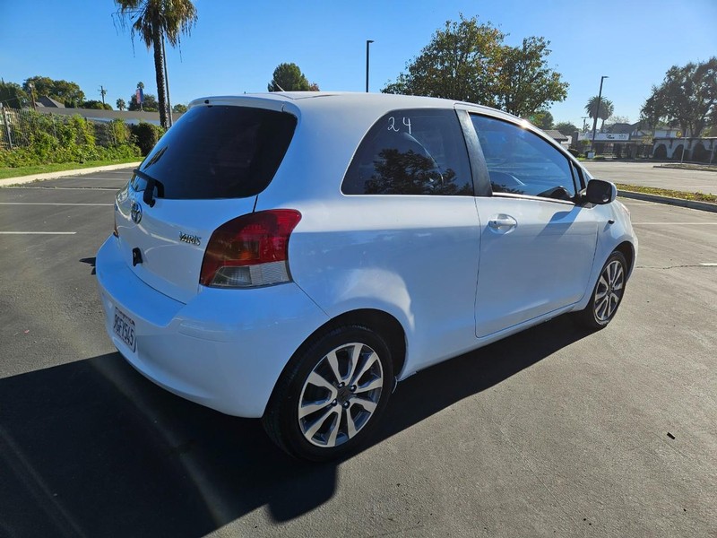 Toyota Yaris Vehicle Full-screen Gallery Image 06