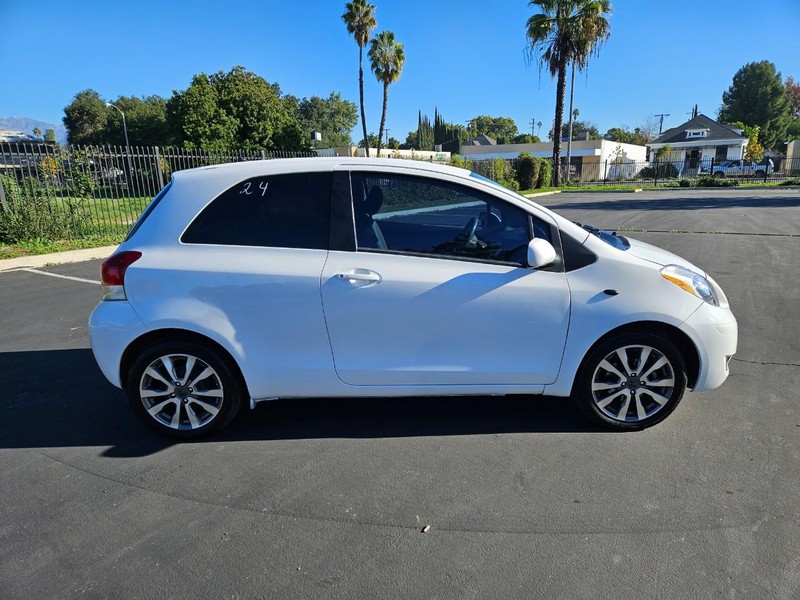 Toyota Yaris Vehicle Full-screen Gallery Image 07