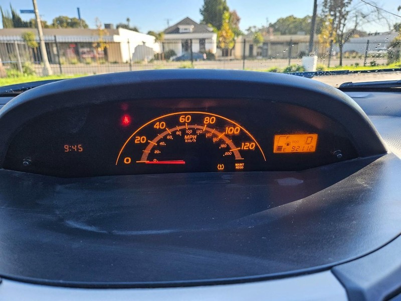 Toyota Yaris Vehicle Full-screen Gallery Image 09