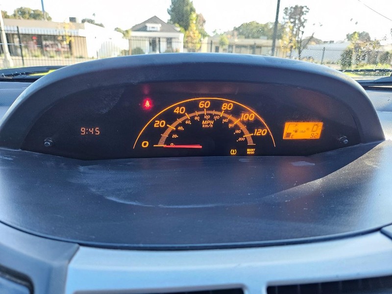 Toyota Yaris Vehicle Full-screen Gallery Image 10