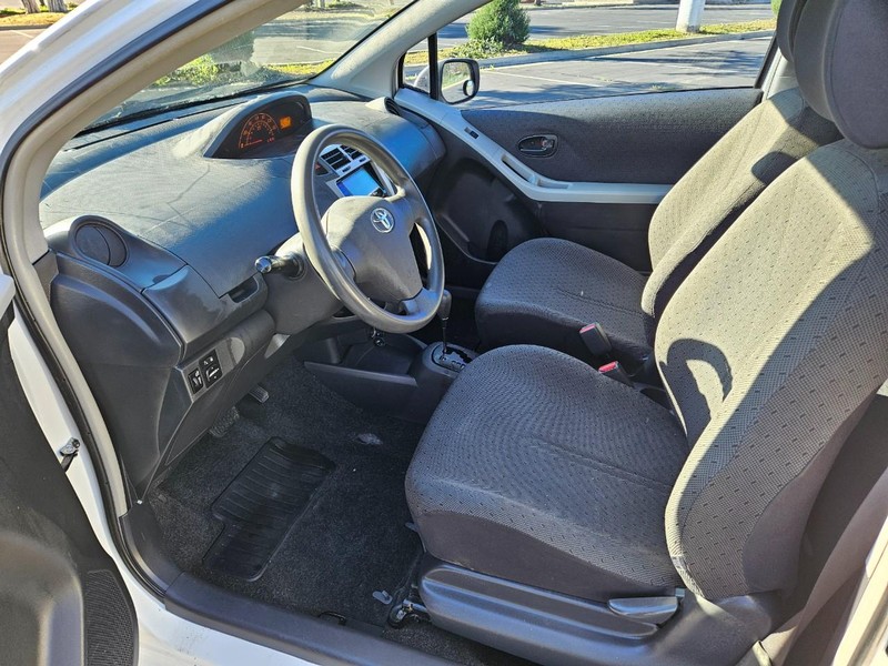 Toyota Yaris Vehicle Full-screen Gallery Image 11