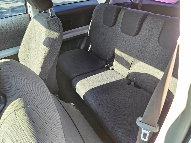 Toyota Yaris Vehicle Full-screen Gallery Image 12