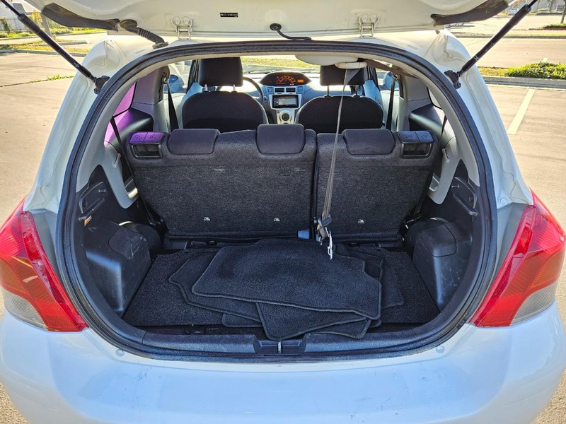 Toyota Yaris Vehicle Full-screen Gallery Image 13