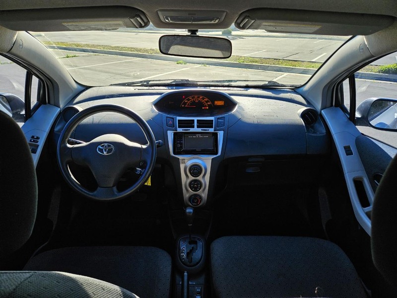 Toyota Yaris Vehicle Full-screen Gallery Image 14