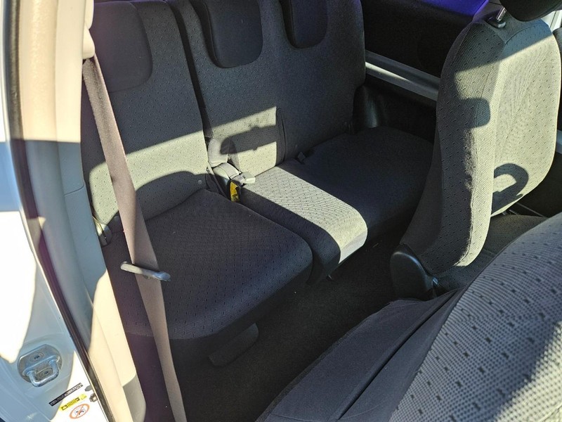 Toyota Yaris Vehicle Full-screen Gallery Image 15