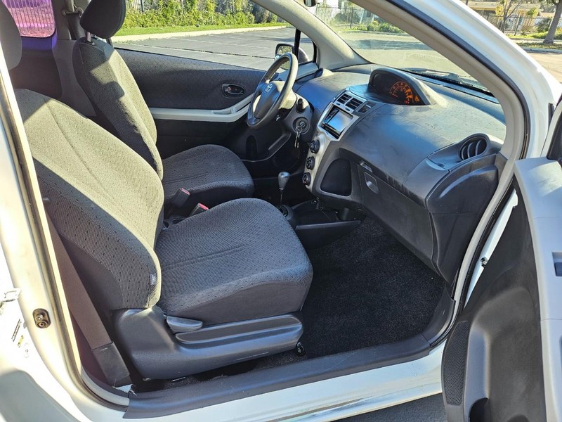 Toyota Yaris Vehicle Full-screen Gallery Image 16