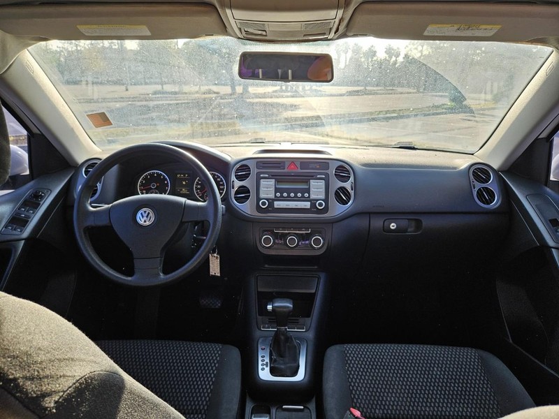 Volkswagen Tiguan Vehicle Full-screen Gallery Image 09