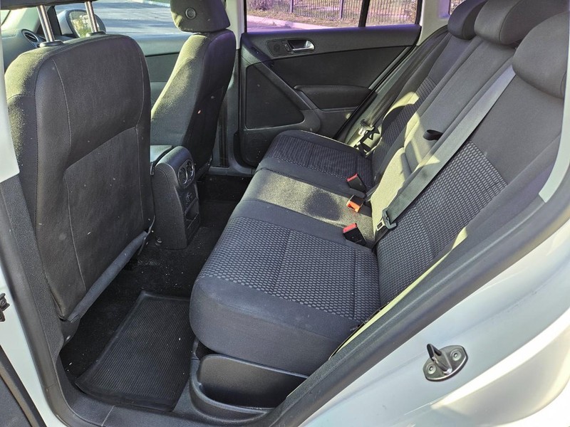 Volkswagen Tiguan Vehicle Full-screen Gallery Image 12