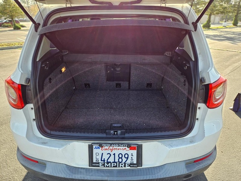 Volkswagen Tiguan Vehicle Full-screen Gallery Image 13