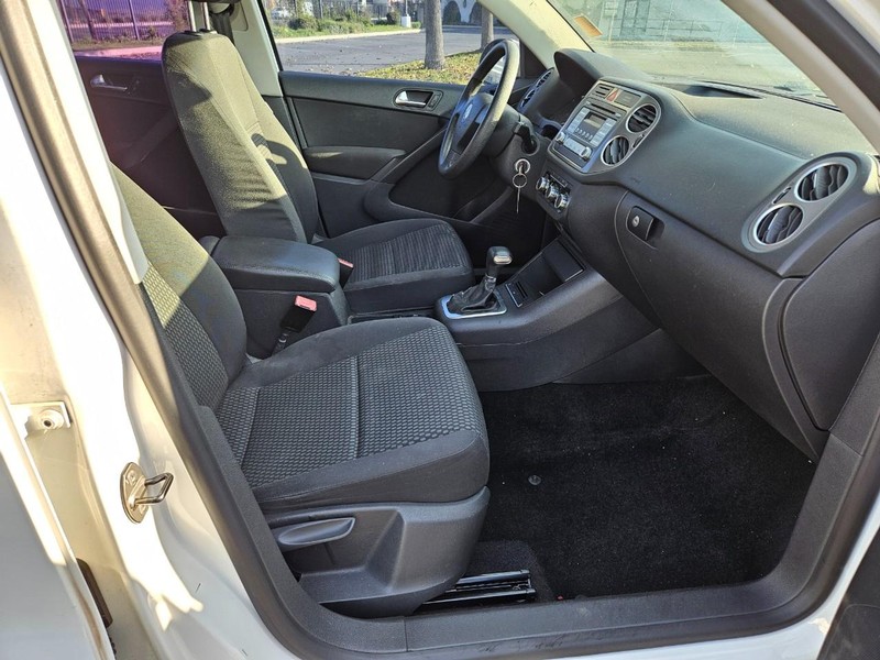 Volkswagen Tiguan Vehicle Full-screen Gallery Image 14