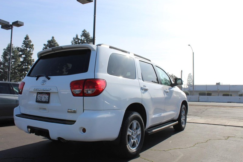 Toyota Sequoia Vehicle Full-screen Gallery Image 03