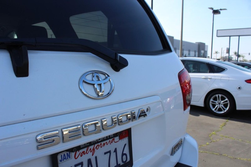 Toyota Sequoia Vehicle Full-screen Gallery Image 09