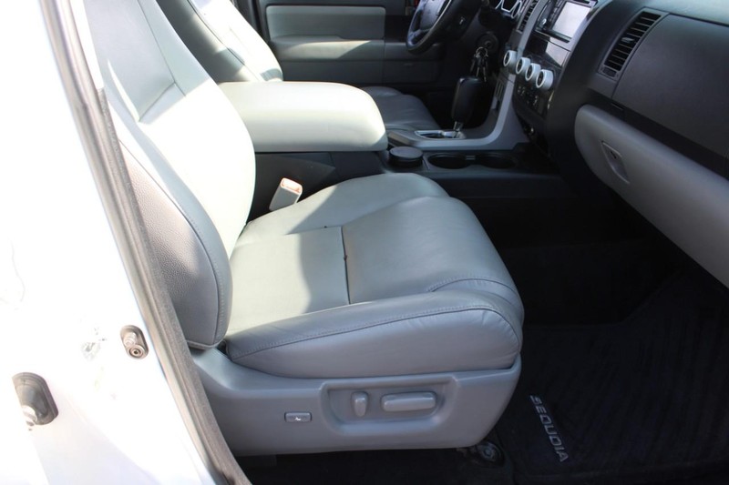 Toyota Sequoia Vehicle Full-screen Gallery Image 12