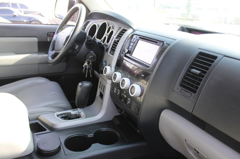 Toyota Sequoia Vehicle Full-screen Gallery Image 13