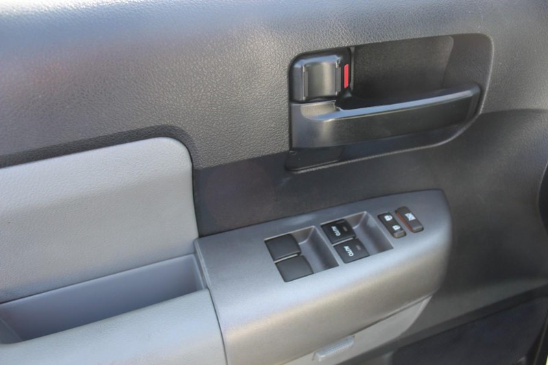 Toyota Sequoia Vehicle Full-screen Gallery Image 16