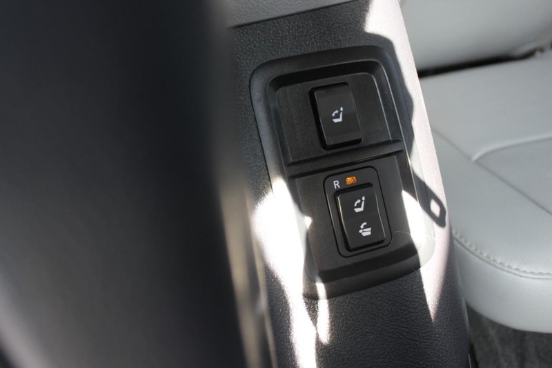 Toyota Sequoia Vehicle Full-screen Gallery Image 22