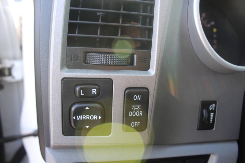 Toyota Sequoia Vehicle Full-screen Gallery Image 26