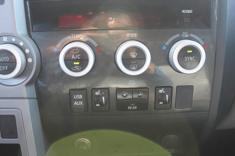 Toyota Sequoia Vehicle Full-screen Gallery Image 28