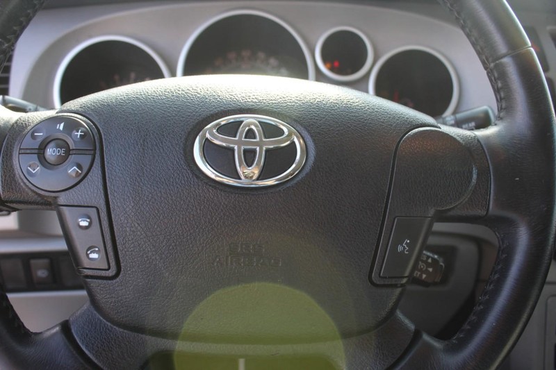 Toyota Sequoia Vehicle Full-screen Gallery Image 31