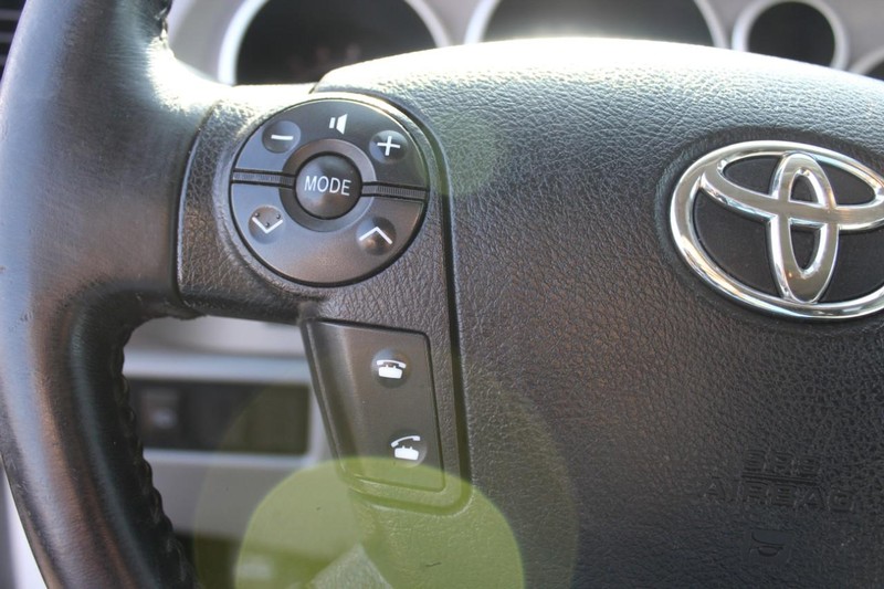 Toyota Sequoia Vehicle Full-screen Gallery Image 33