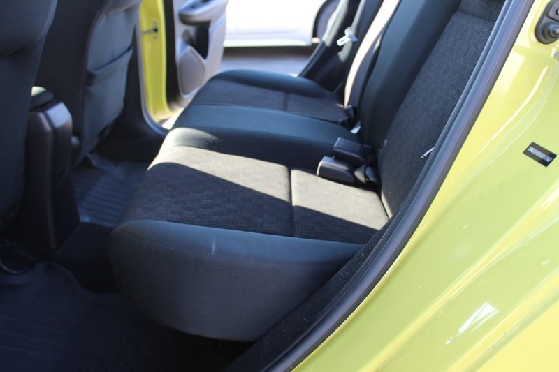 Honda Fit Vehicle Full-screen Gallery Image 08