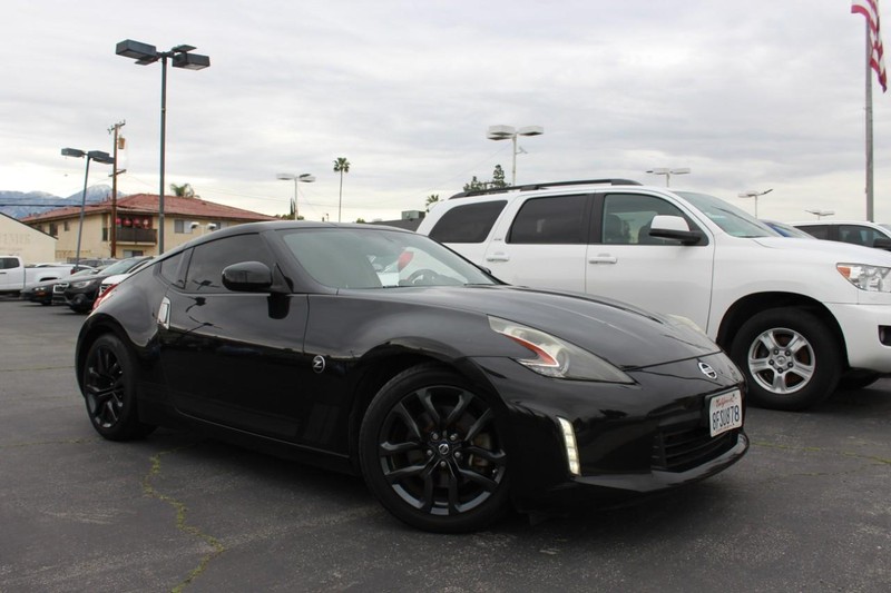 Nissan 370Z Coupe Vehicle Full-screen Gallery Image 02