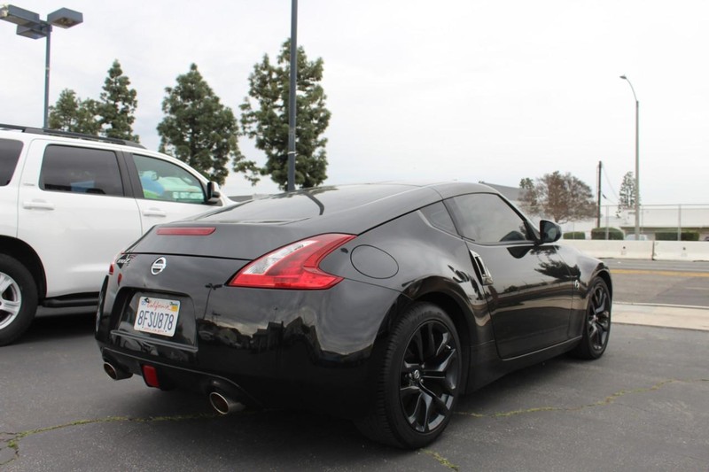 Nissan 370Z Coupe Vehicle Full-screen Gallery Image 03