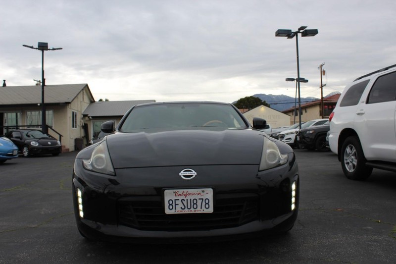 Nissan 370Z Coupe Vehicle Full-screen Gallery Image 05