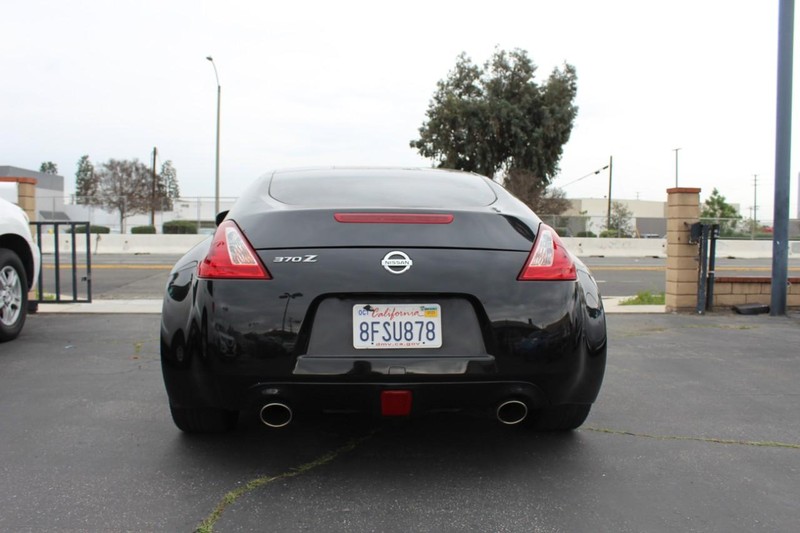Nissan 370Z Coupe Vehicle Full-screen Gallery Image 06