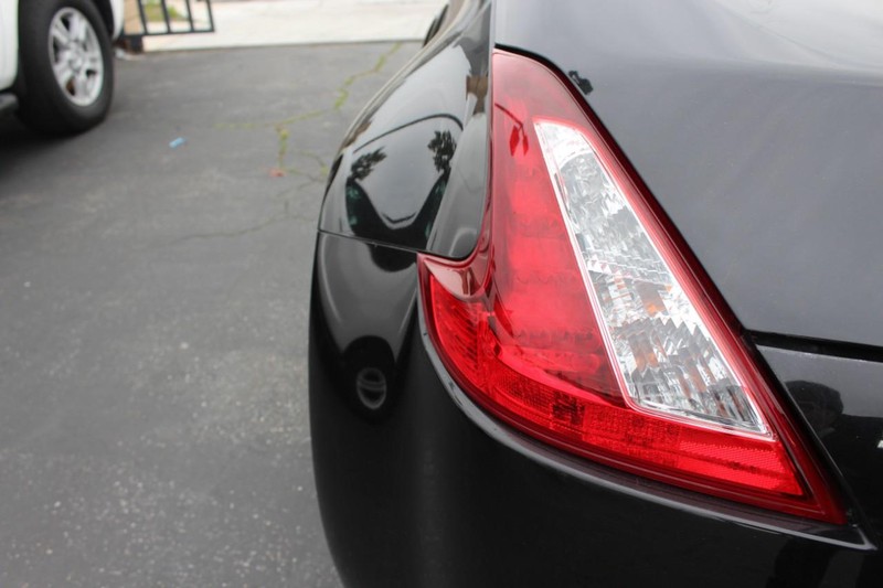 Nissan 370Z Coupe Vehicle Full-screen Gallery Image 07