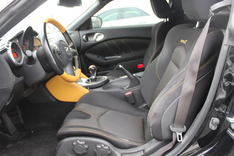 Nissan 370Z Coupe Vehicle Full-screen Gallery Image 08