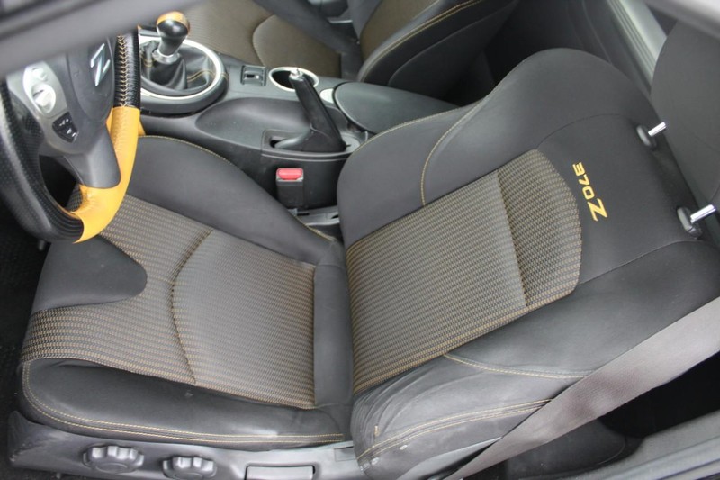 Nissan 370Z Coupe Vehicle Full-screen Gallery Image 09