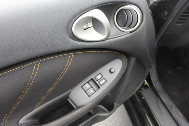 Nissan 370Z Coupe Vehicle Full-screen Gallery Image 10