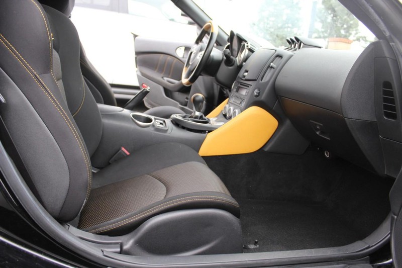 Nissan 370Z Coupe Vehicle Full-screen Gallery Image 12