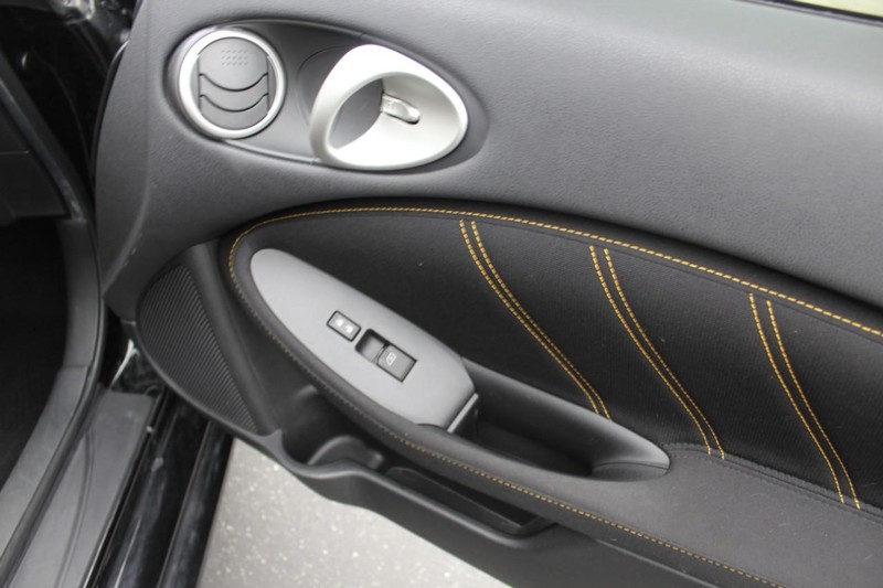 Nissan 370Z Coupe Vehicle Full-screen Gallery Image 13