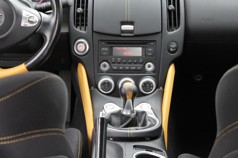 Nissan 370Z Coupe Vehicle Full-screen Gallery Image 14