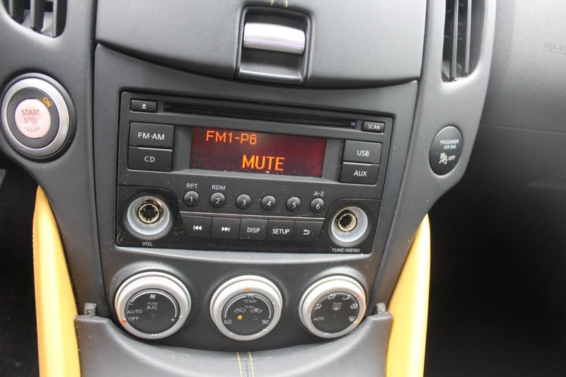 Nissan 370Z Coupe Vehicle Full-screen Gallery Image 15