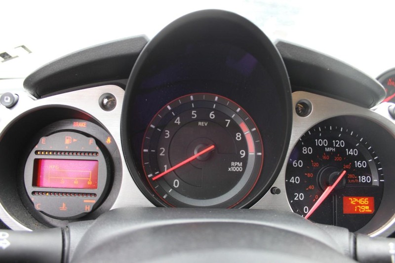 Nissan 370Z Coupe Vehicle Full-screen Gallery Image 16