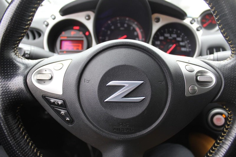 Nissan 370Z Coupe Vehicle Full-screen Gallery Image 17