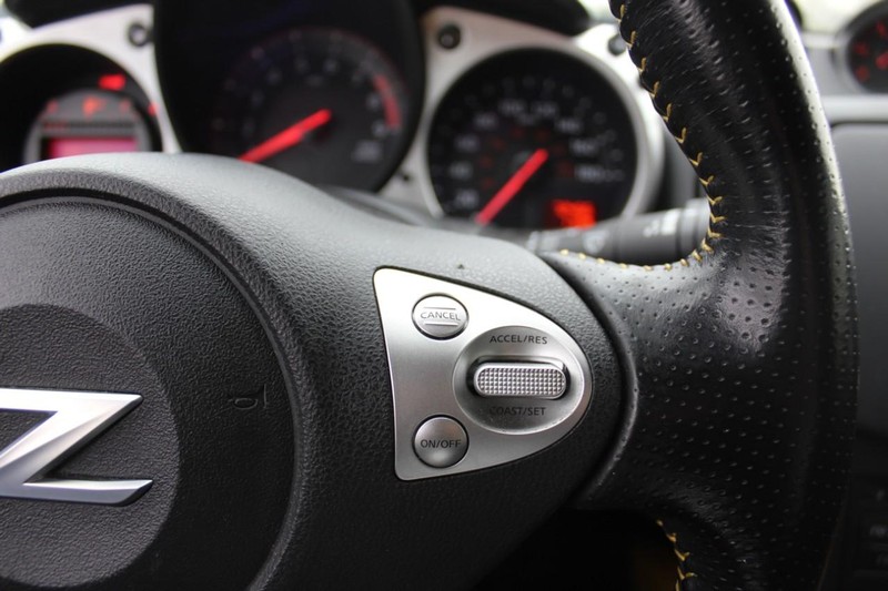 Nissan 370Z Coupe Vehicle Full-screen Gallery Image 18